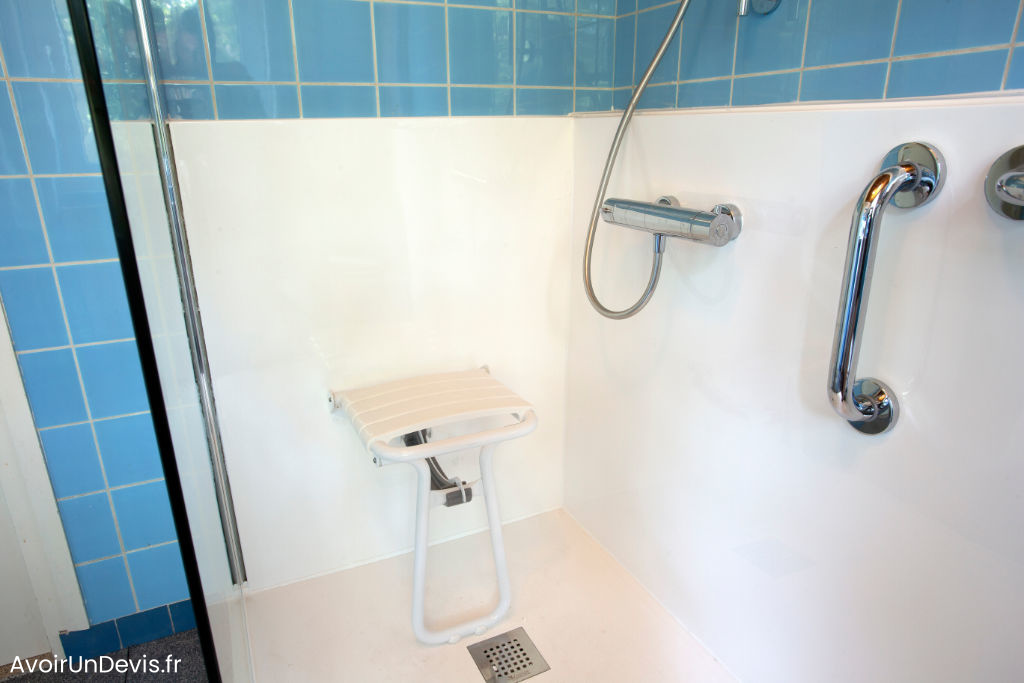 Une douche aménagée pour personne à mobilité réduite